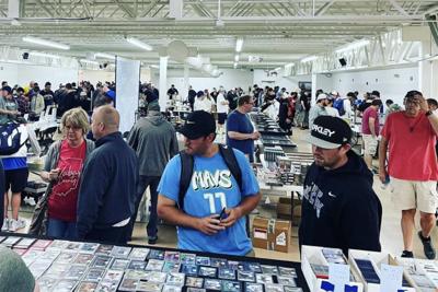 Mariners fans flock to vintage stores to buy 'piece of history