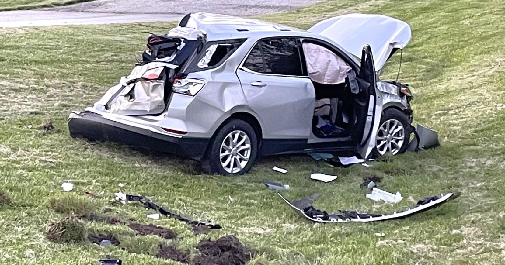 Three people injured in Saturday crash - Vimarsana News