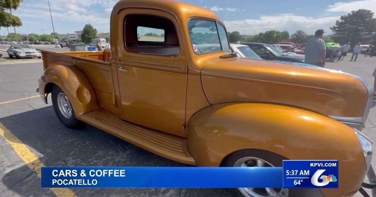 Community Gathers for Car Show - Vimarsana News