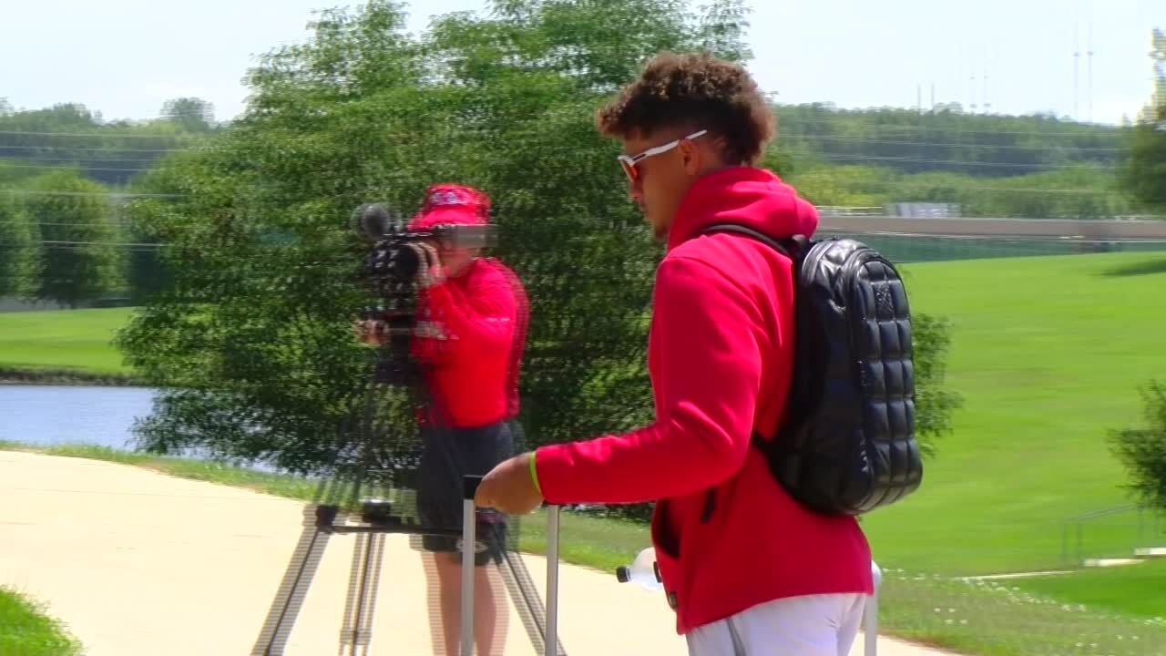 Mahomes reppin' the KC Monarchs at his training camp arrival