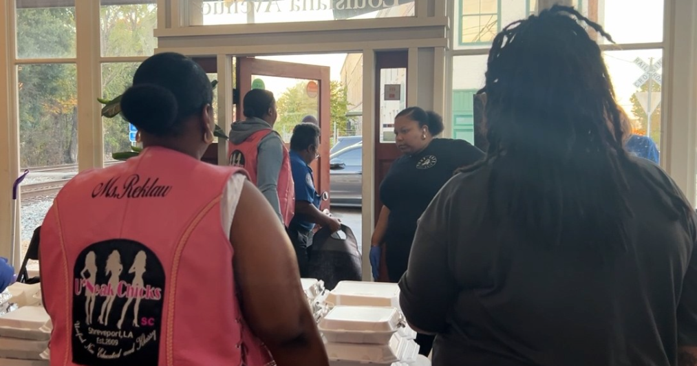 Downtown restaurant hosts free food giveaway amid economic woes
