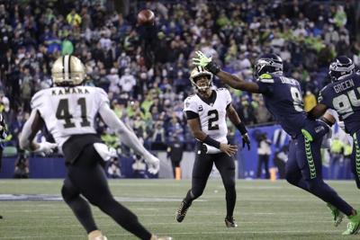 Big game from Alvin Kamara propels Saints to win during wet, windy