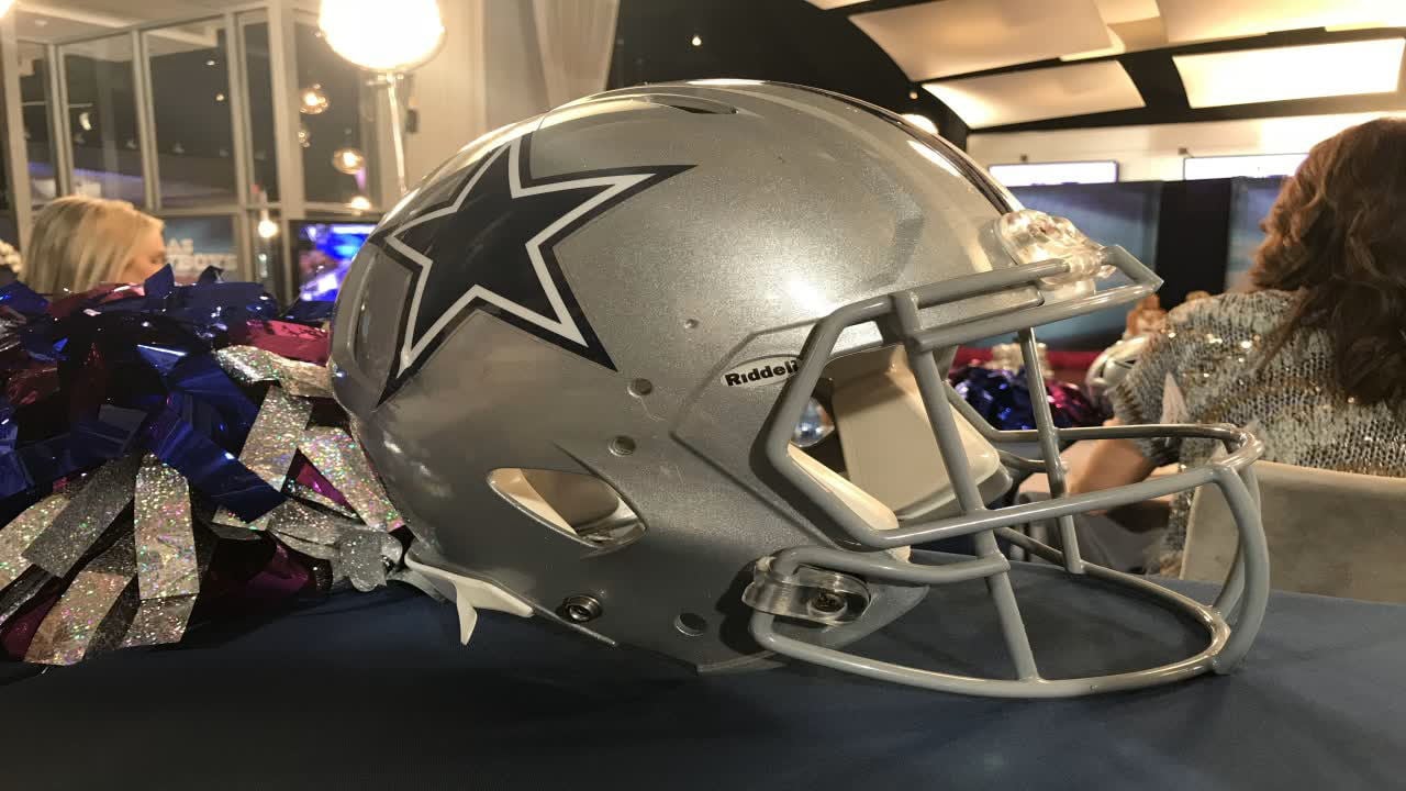 Smithsonian Accepts Uniforms From The Dallas Cowboys Cheerleaders