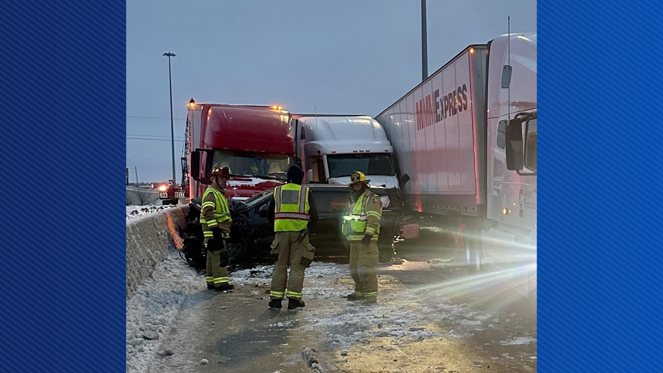 Icy roads cause multiple crashes along I‑30 in Texarkana | News | ktbs.com