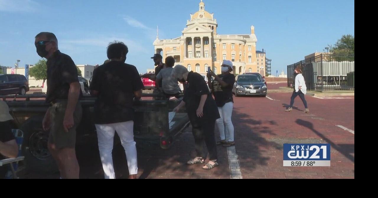 Opposing groups hold peaceful rally near Confederate statue in Marshall ...