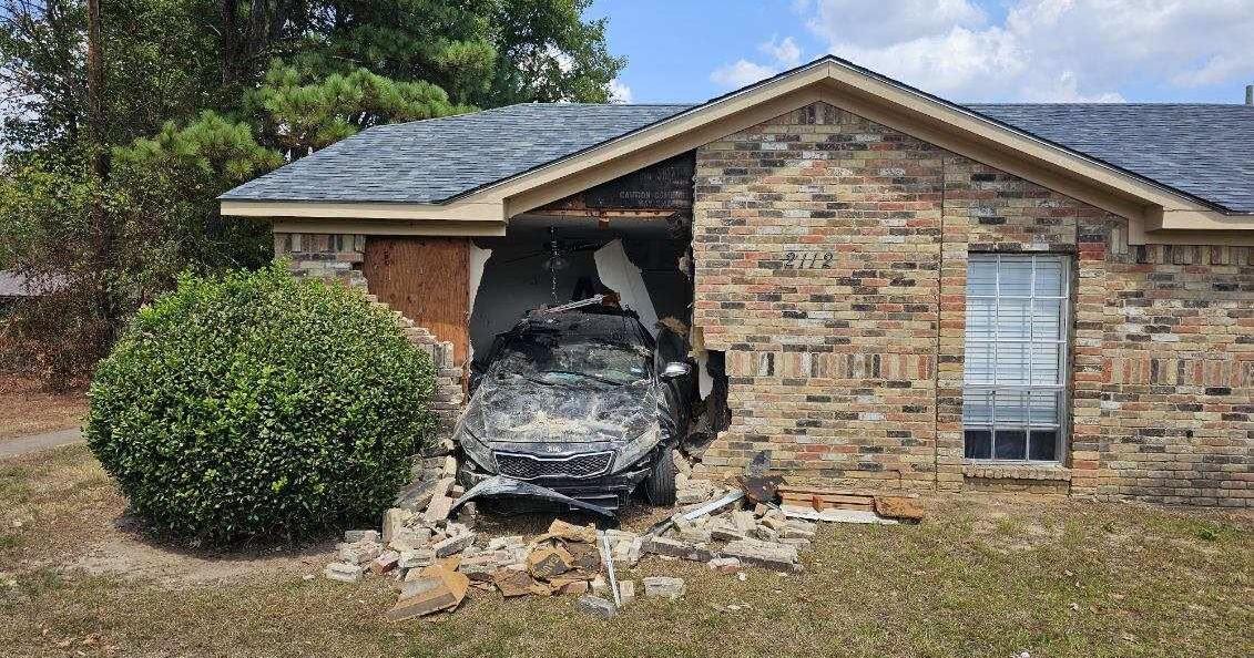 Longview Fire Department stabilizes homes after vehicle crash