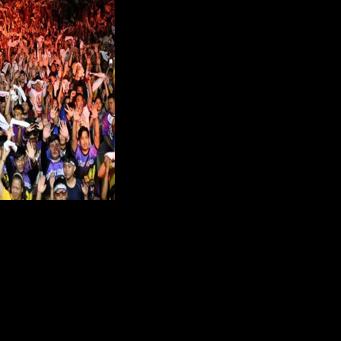 Philippine Catholic devotees wave white towels and handkerchiefs during mass prior to the annual religious procession of the image of Jesus Nazareno, also known as Jesus the Nazarene, in Manila on January 9, 2026