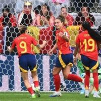 Alexia Putellas (C) celebrating with Esther Gonzalez (9) and Vicky Lopez (19) after scoring the opening goal for Spain against Belgium