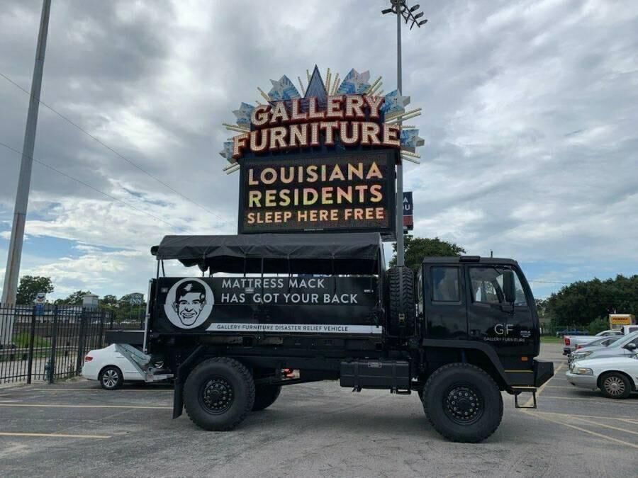 After Harvey, Houston's Mattress Mack shows he has the city's