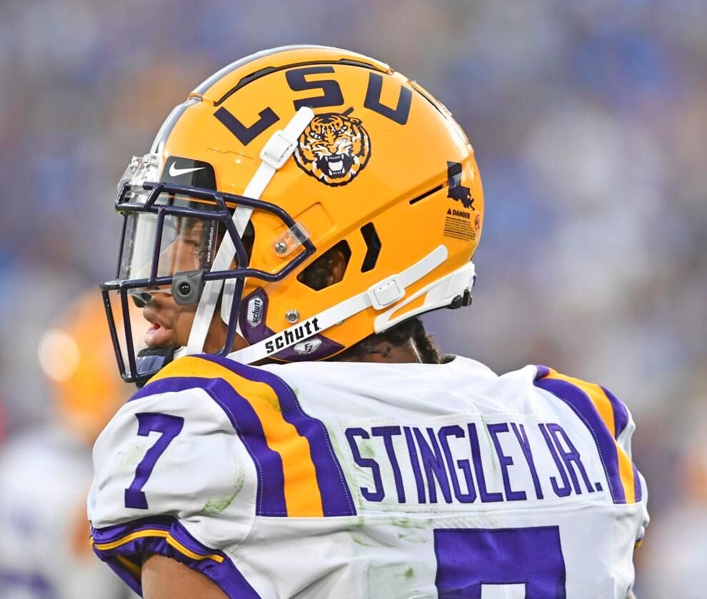 Derek Stingley Jr. Signed LSU TIgers 8x10 Photo (Beckett COA)