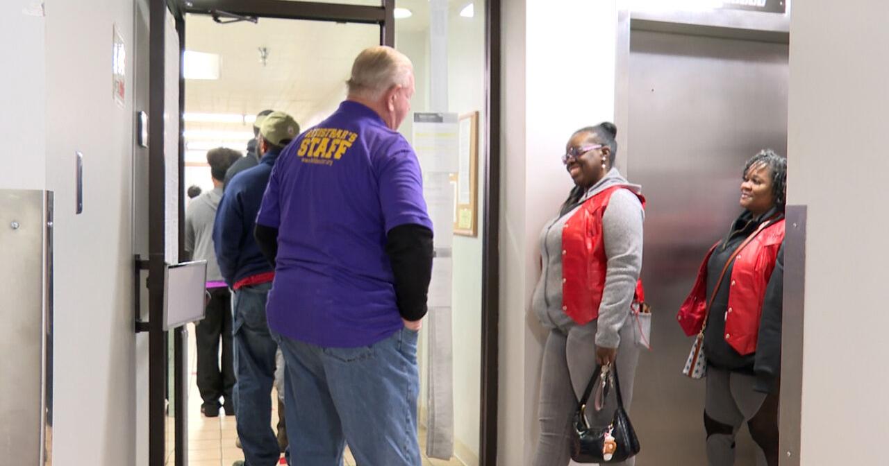 Residents head to the polls to vote early - Vimarsana News