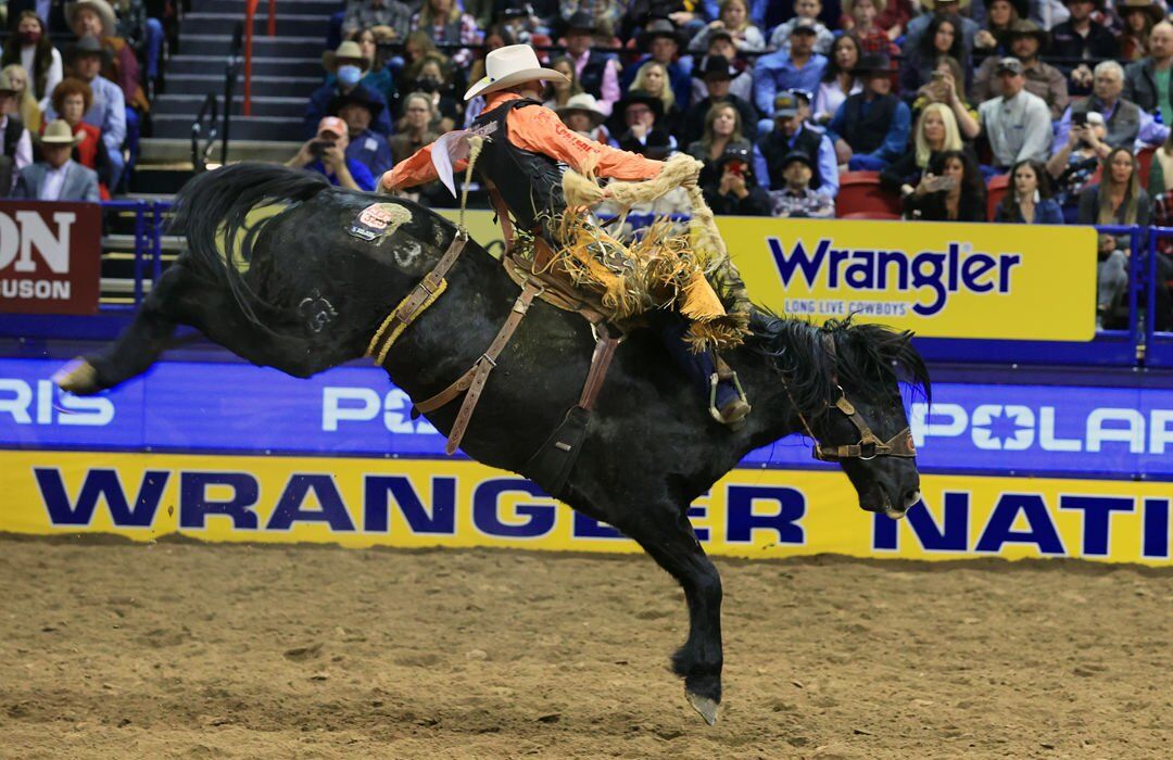 National Finals Rodeo Edgar S Parker Breding Scores 90 To Win Bull Riding On Day 2 Swx Right Now Kulr8 Com