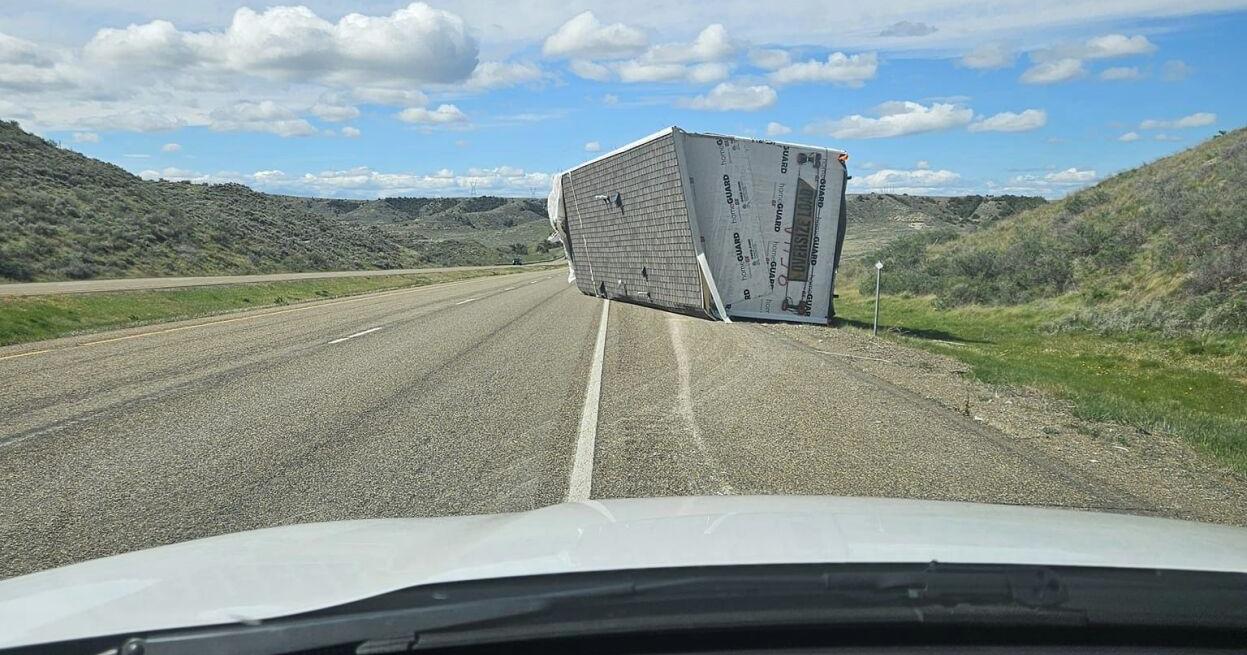 Disabled semi-truck blocking right lane on I-94 near Miles City - Vimarsana News