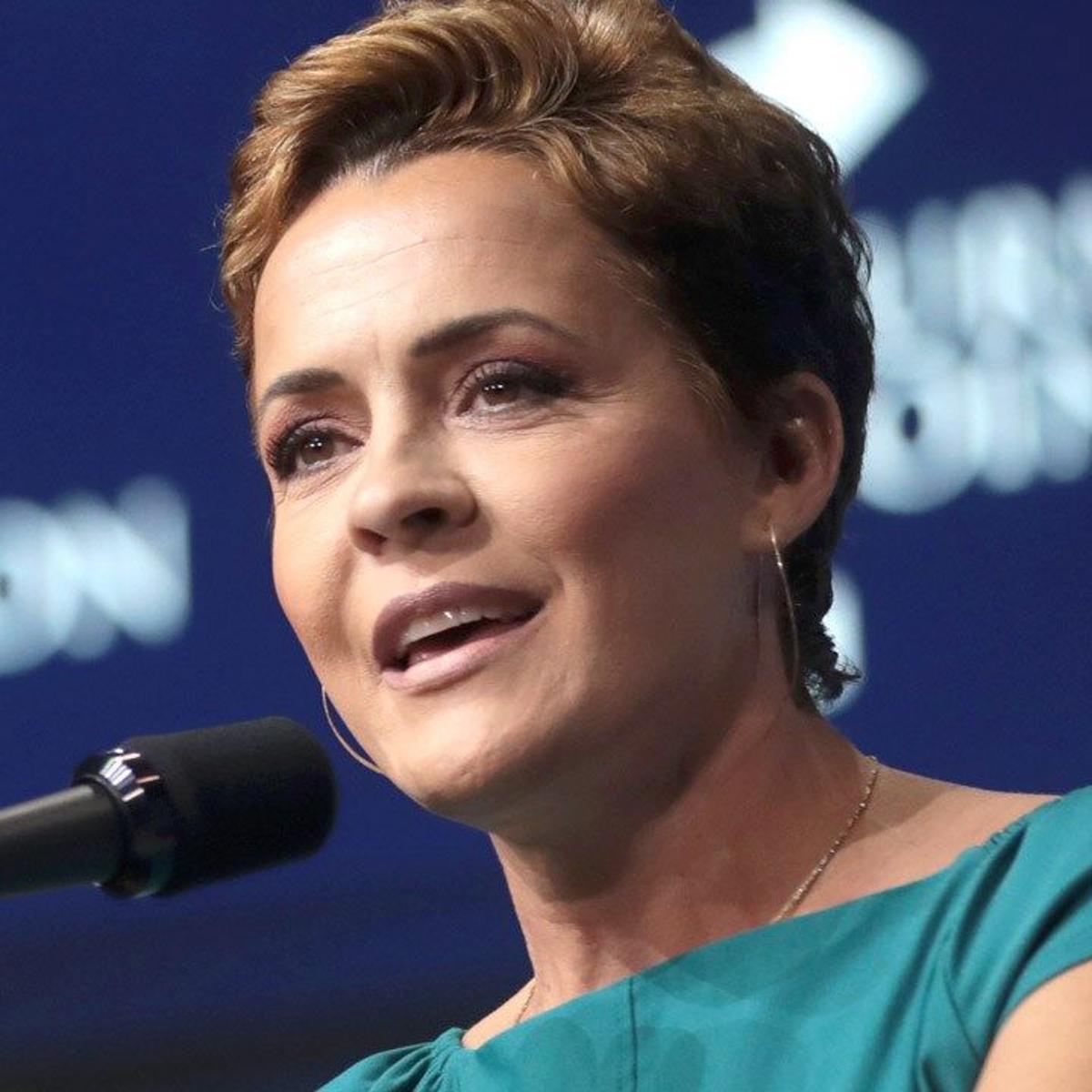 A person wearing a red shirt
Description automatically generated with low confidence