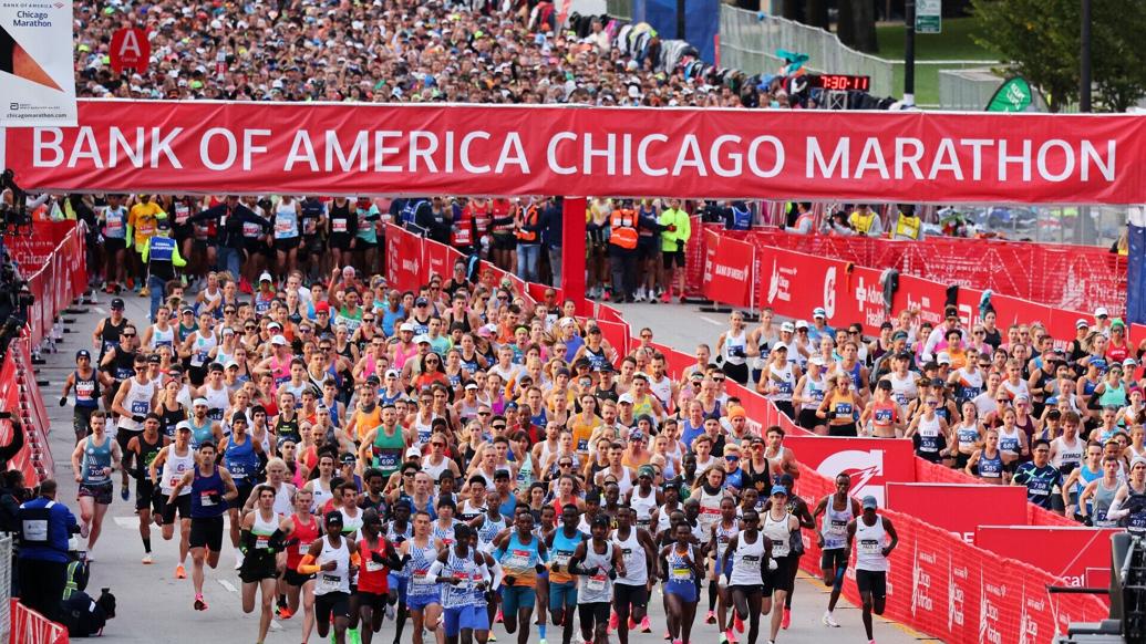 CHICAGO, ILLINOIS OCTOBER 08 Professional men's and women's runners