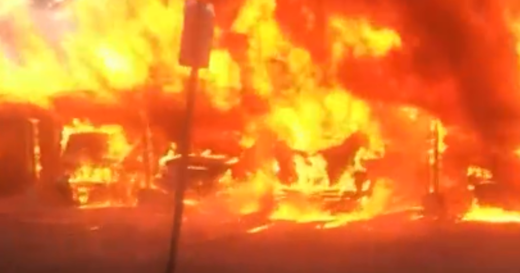 Firefighters extinguish massive fire at Phoenix apartment complex ...