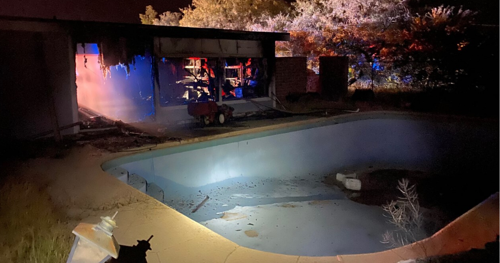 Crews battle vacant house fire on Tucson’s westside | Local News | kvoa.com