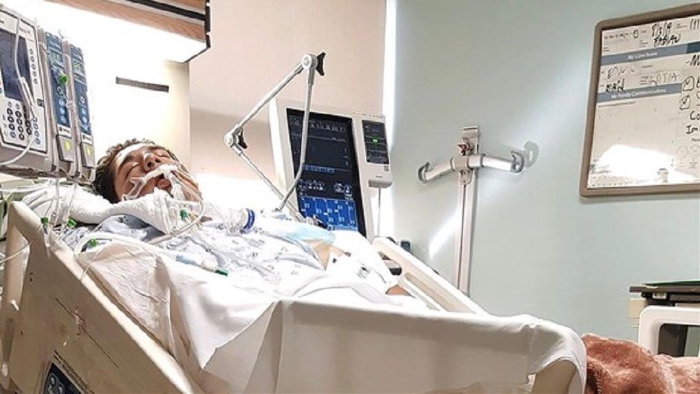 patient in hospital bed icu