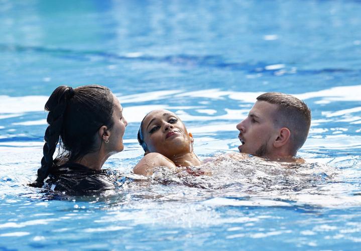 Coach dives into pool to rescue American swimmer Anita Alvarez at World Championships