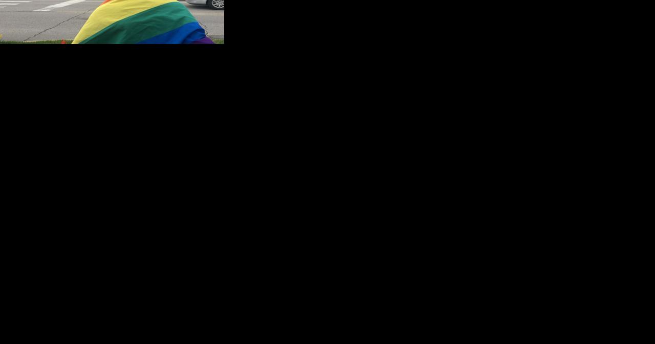 Those on both sides of Linn-Mar transgender student policy protested Friday - Vimarsana News