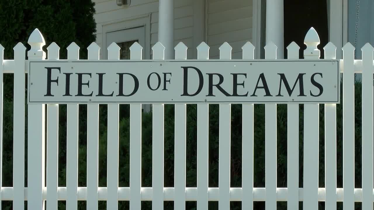 Athletes, actors take over Field of Dreams in Dyersville before game