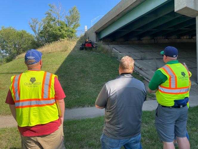 Cedar Rapids unveils new remote-controlled mower | Cedar Rapids | kwwl.com