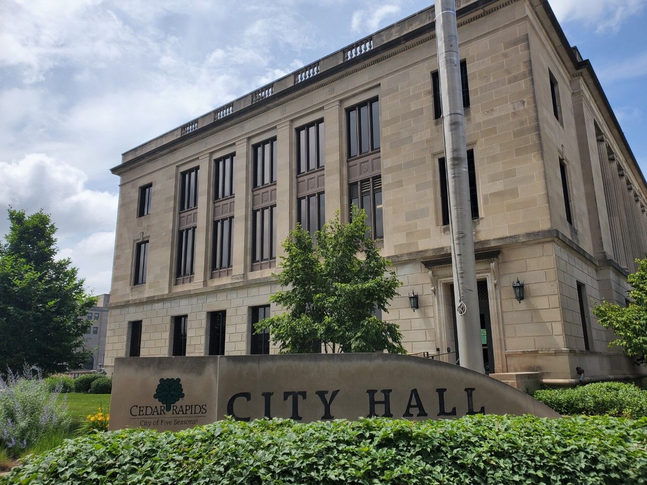 cedar-rapids-city-hall-re-opens-after-police-investigated-threat-of-suspicious-package-news-kwwl-com