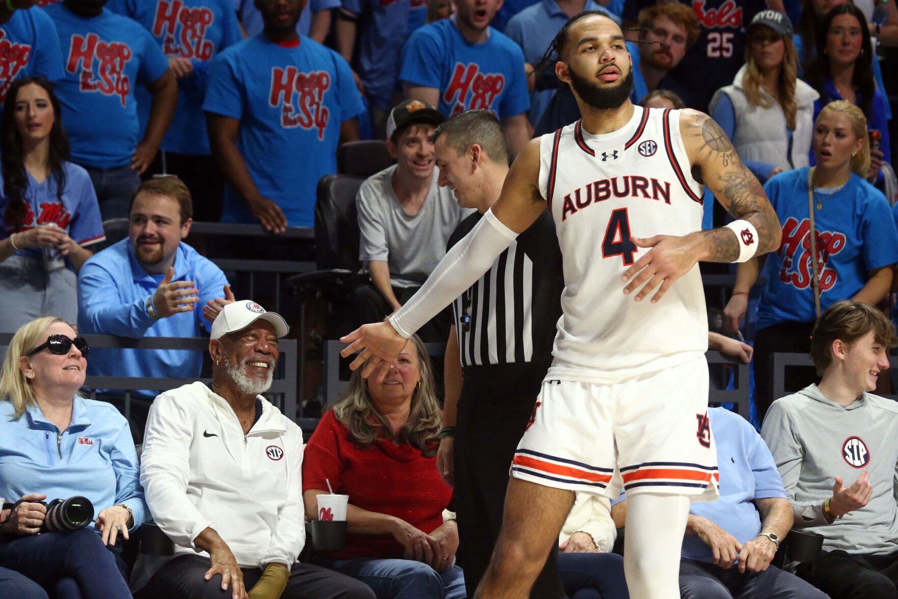 Auburn Star Johni Broome Bats Away A Spectator’s Hand Before Realizing ...