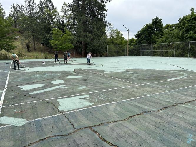 Local neighborhood council cleans up Minnehaha Park tennis courts