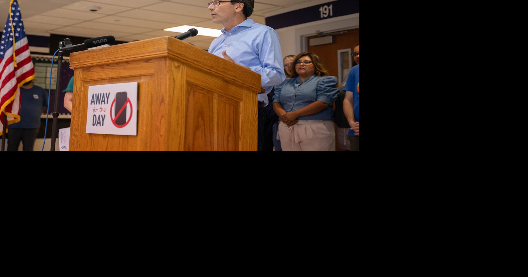 Washington governor aims to ban cellphones in schools statewide