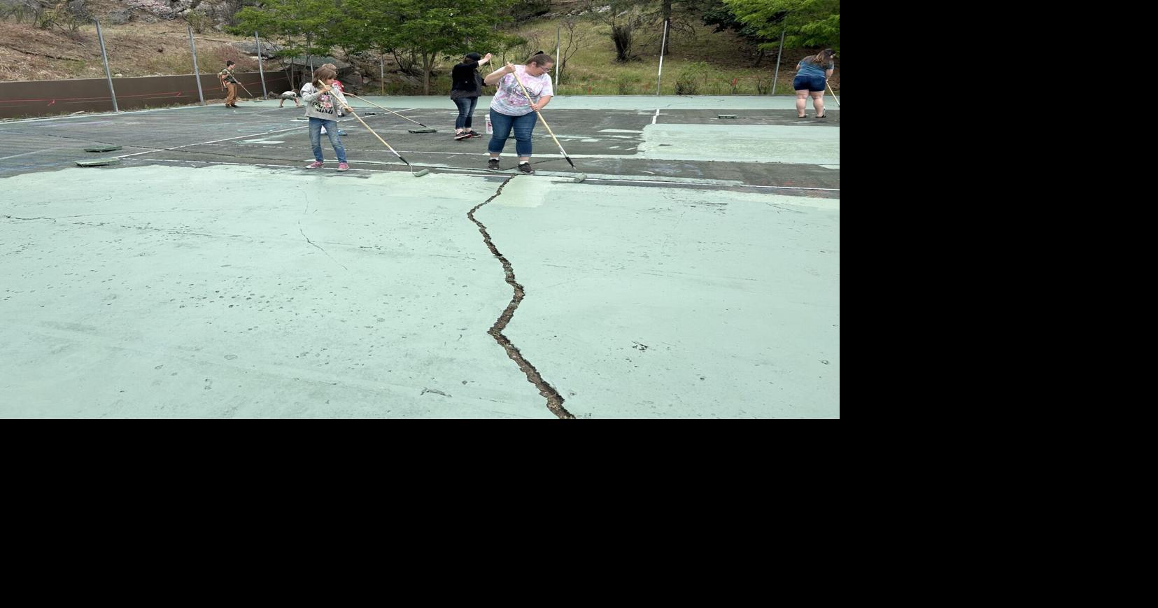 Local neighborhood council cleans up Minnehaha Park tennis courts
