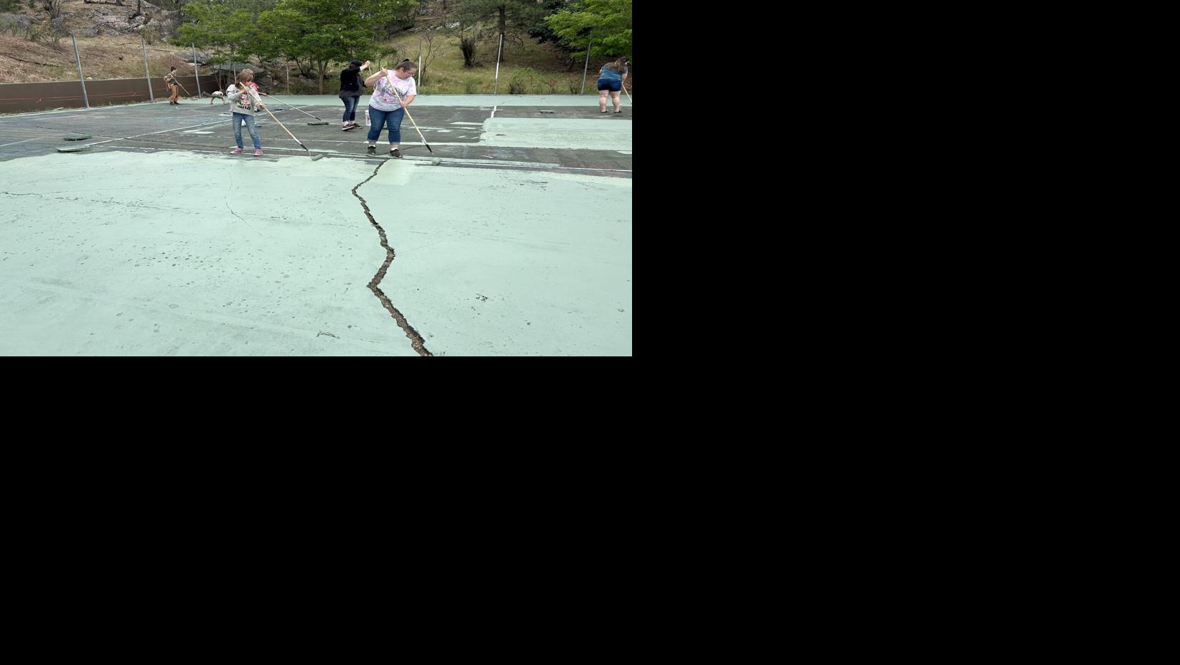 Local neighborhood council cleans up Minnehaha Park tennis courts