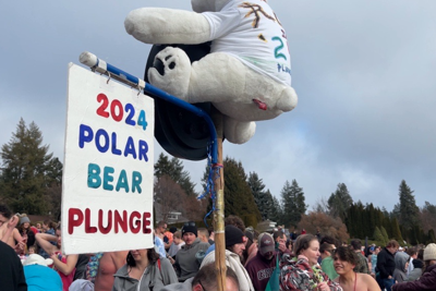 Plunging into 2024! Warmer temperatures draw bigger crowds for annual Coeur  d'Alene Polar Bear Plunge, News