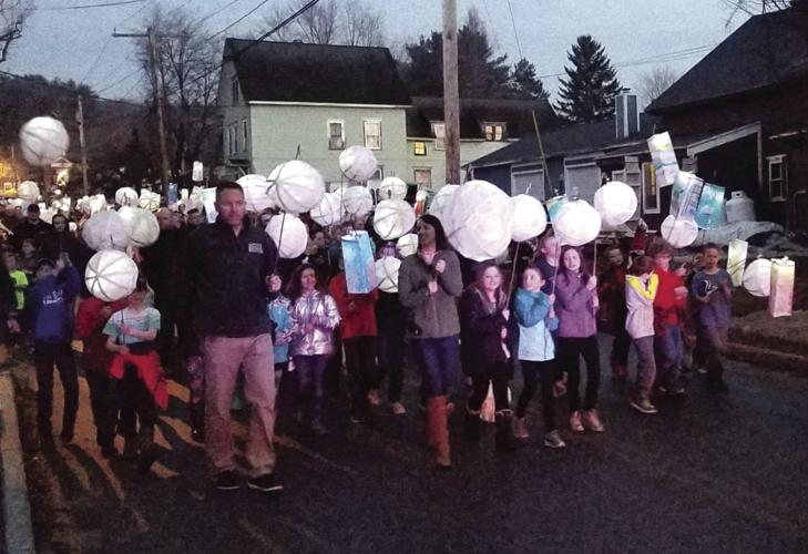 04-11 COM Lantern parade4