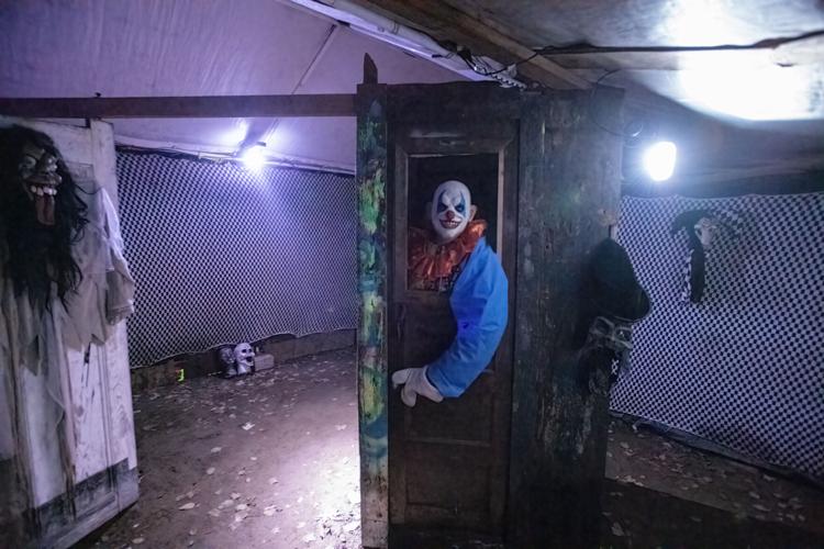 10-29 Haunted Hill clown