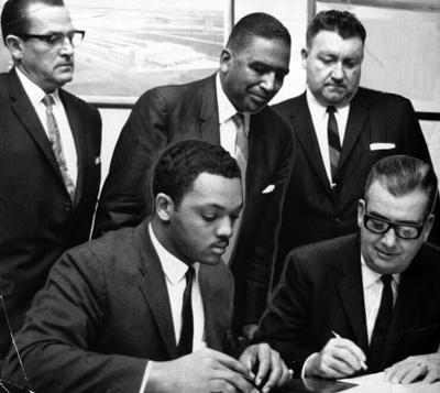 Jackson and other Operation Breadbasket members sign a deal with a Chicago grocery store chain to buy products from Black-owned businesses in 1966.
              Afro American Newspapers/Gado/Getty