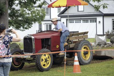 A28' doodlebug tractor, Doodlebug tractor with dual rear w…