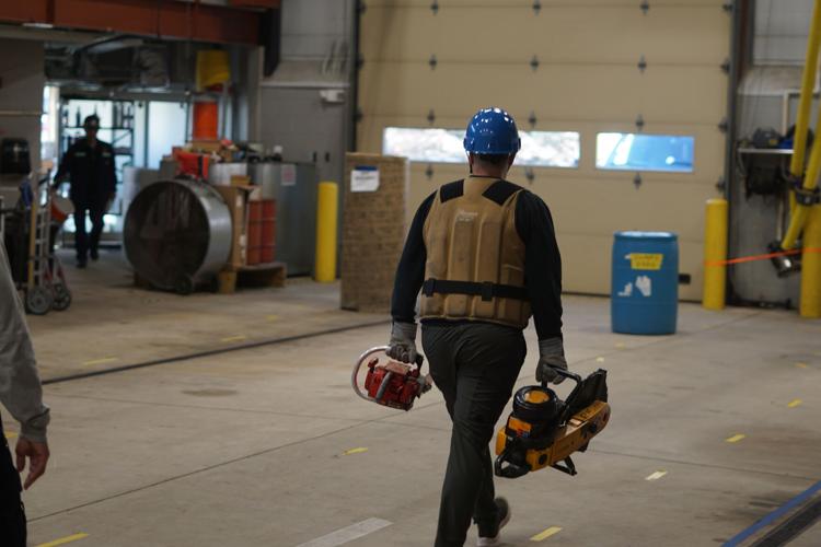 Carrying chainsaws