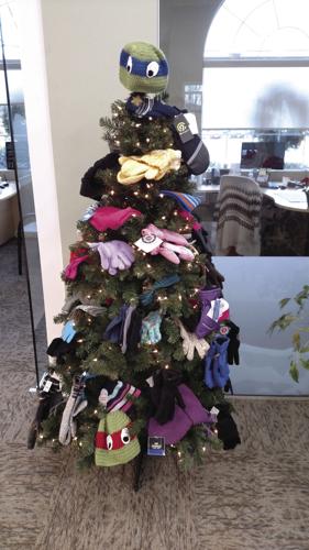 02-12 BUS Merrimack Mitten Tree