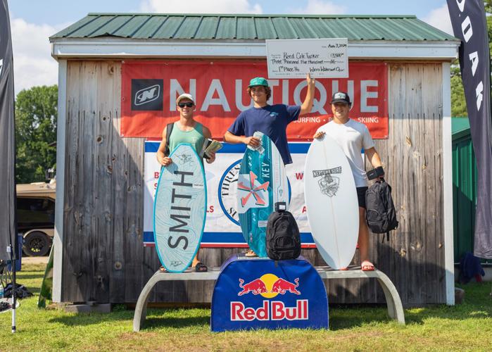 08 BOAT Wakesurf1.jpg