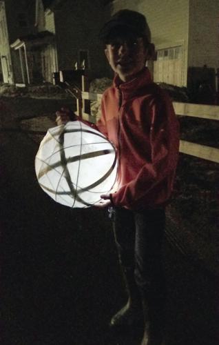 04-11 COM Lantern parade2