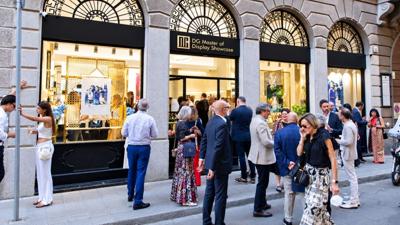 DG Display Showcase Presents End-to-End Retail Solutions for Luxury Perfume Brands