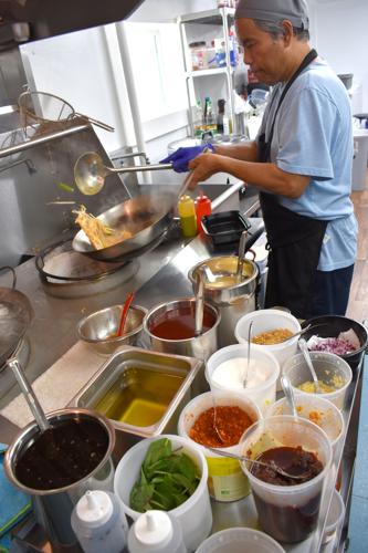 Tony Phaophayak cooking