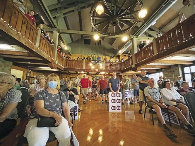 Gunstock crowd