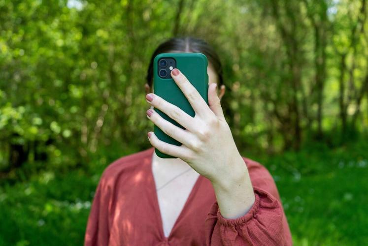 77% of parents use phones during meals – psychologist explains impact on kids