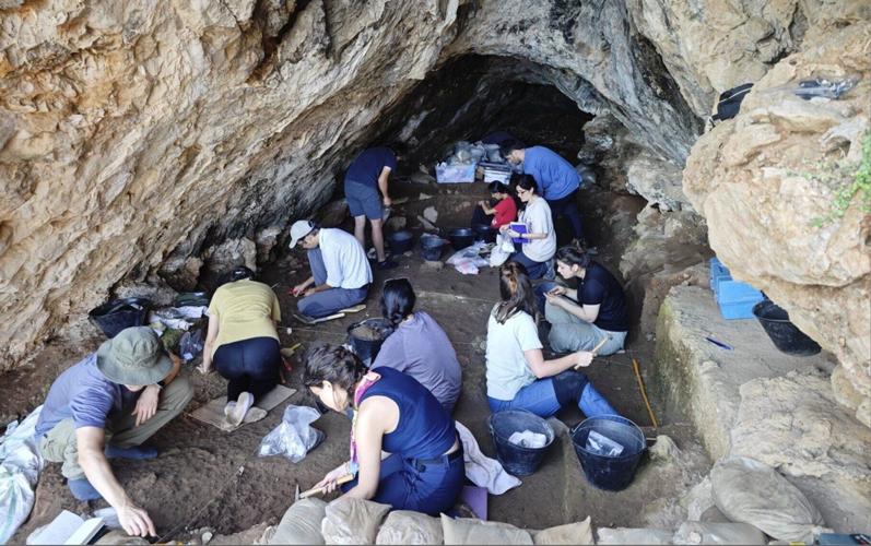 Humans and Neanderthals may have lived together in the same caves, suggests study