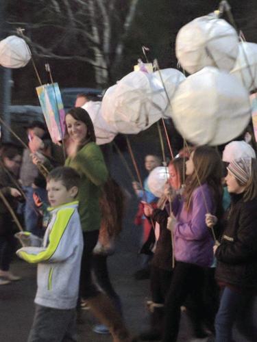 04-11 COM Lantern parade3