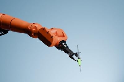 Robotic cloud laboratories powered by AI can carry out experiments remotely and cut costs.