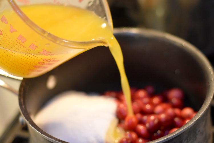 11-19 Cranberries pour