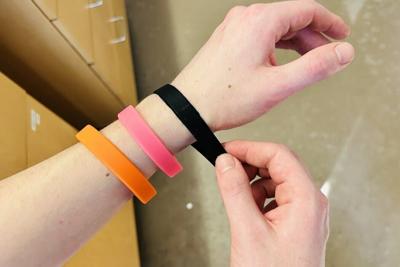 Wearing silicone wristbands that absorb pollutants could help scientists monitor for chemicals in the air.  Venier Lab